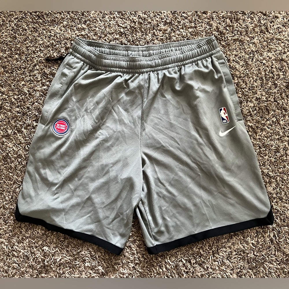 Nike Dri-Fit Detroit Pistons Basketball Shorts AV1804-002 Men's Size Grey